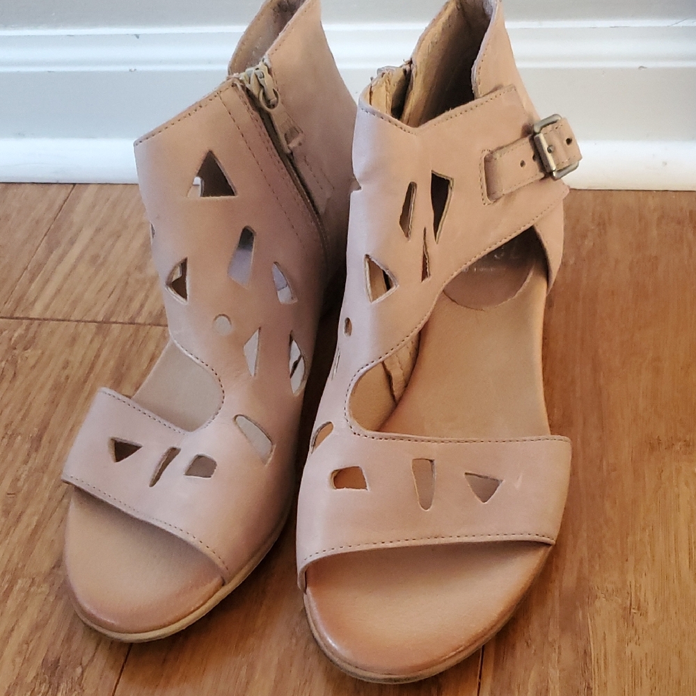 Miz Mooz Current Women's Pearl Cutout Sandals Size 38 Wide.